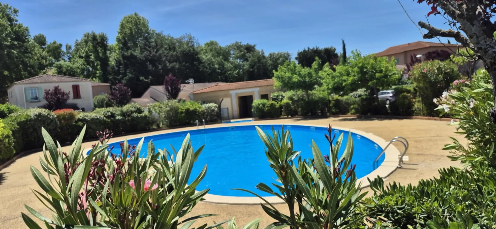 Provence - Vaucluse - Jolie maison de vacances 2-5 personnes, 2 chambres, clim, jardin dans résidence tranquille avec piscine, proche Wave Island et Parc Spirou Provencr