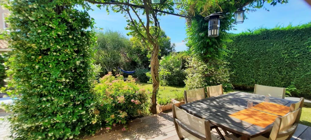 Provence - Vaucluse - Jolie maison de vacances 2-5 personnes, 2 chambres, clim, jardin dans résidence tranquille avec piscine, proche Wave Island et Parc Spirou Provencr