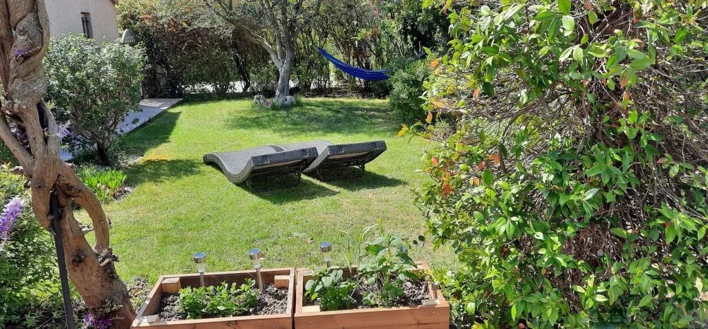 Provence - Vaucluse - Jolie maison de vacances 2-5 personnes, 2 chambres, clim, jardin dans résidence tranquille avec piscine, proche Wave Island et Parc Spirou Provencr