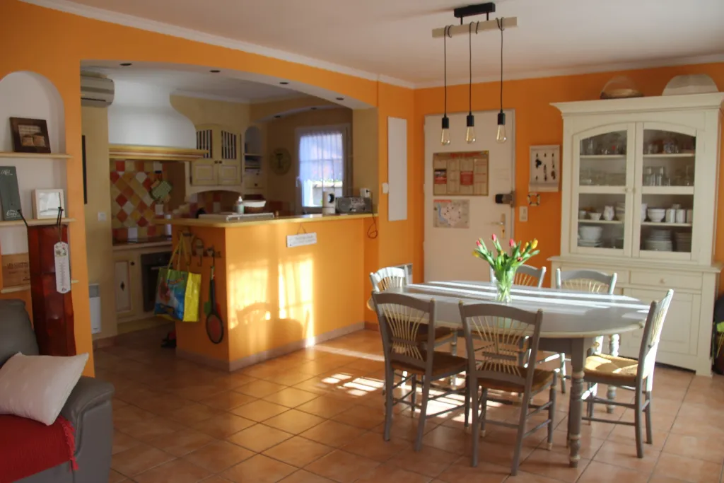 Provence - Vaucluse - Jolie maison de vacances 2-5 personnes, 2 chambres, clim, jardin dans résidence tranquille avec piscine, proche Wave Island et Parc Spirou Provencr