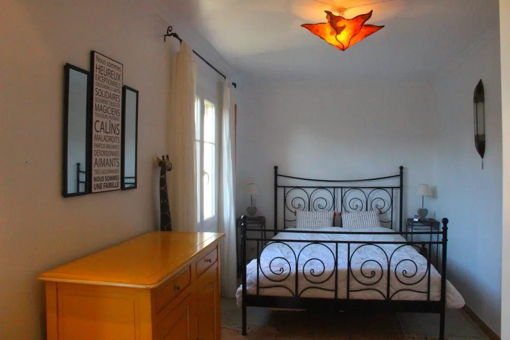 Provence - Vaucluse - Jolie maison de vacances 2-5 personnes, 2 chambres, clim, jardin dans résidence tranquille avec piscine, proche Wave Island et Parc Spirou Provencr