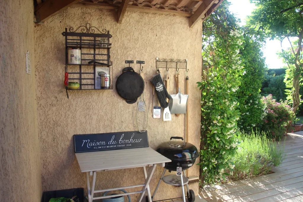 Provence - Vaucluse - Jolie maison de vacances 2-5 personnes, 2 chambres, clim, jardin dans résidence tranquille avec piscine, proche Wave Island et Parc Spirou Provencr