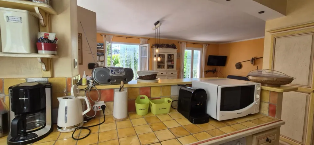 Provence - Vaucluse - Jolie maison de vacances 2-5 personnes, 2 chambres, clim, jardin dans résidence tranquille avec piscine, proche Wave Island et Parc Spirou Provencr
