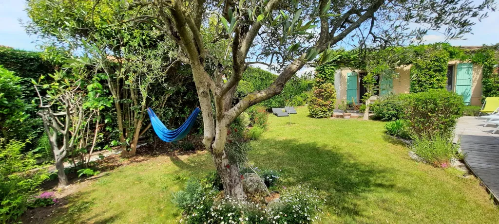 Provence - Vaucluse - Jolie maison de vacances 2-5 personnes, 2 chambres, clim, jardin dans résidence tranquille avec piscine, proche Wave Island et Parc Spirou Provencr