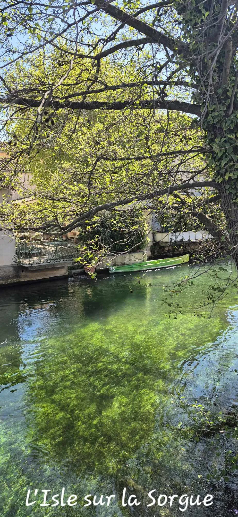 Provence - Vaucluse - Jolie maison de vacances 2-5 personnes, 2 chambres, clim, jardin dans résidence tranquille avec piscine, proche Wave Island et Parc Spirou Provencr