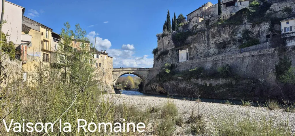 Provence - Vaucluse - Jolie maison de vacances 2-5 personnes, 2 chambres, clim, jardin dans résidence tranquille avec piscine, proche Wave Island et Parc Spirou Provencr