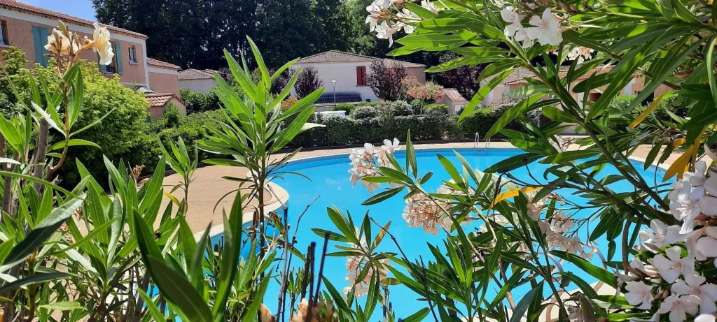 Provence - Vaucluse - Jolie maison de vacances 2-5 personnes, 2 chambres, clim, jardin dans résidence tranquille avec piscine, proche Wave Island et Parc Spirou Provencr