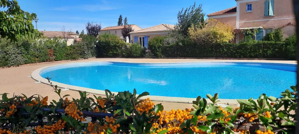 Provence - Vaucluse - Jolie maison de vacances 2-5 personnes, 2 chambres, clim, jardin dans résidence tranquille avec piscine, proche Wave Island et Parc Spirou Provencr